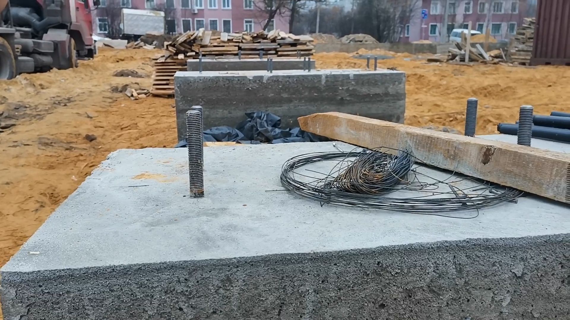 Установка свай под ангар — фото 1